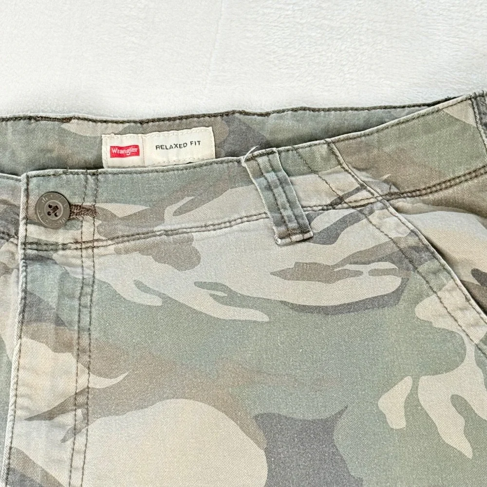 Wrangler Relaxed‎ Fit Camo Cargo Shorts Men's 36 Green Y2K Utility 10in
